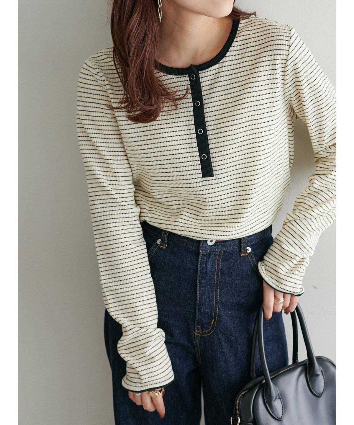 パンツコーデの女性