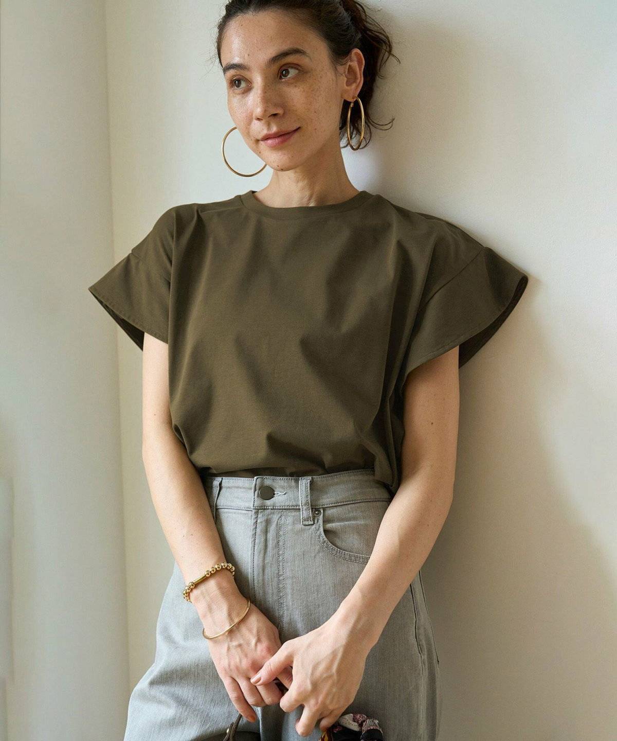 パンツコーデの女性