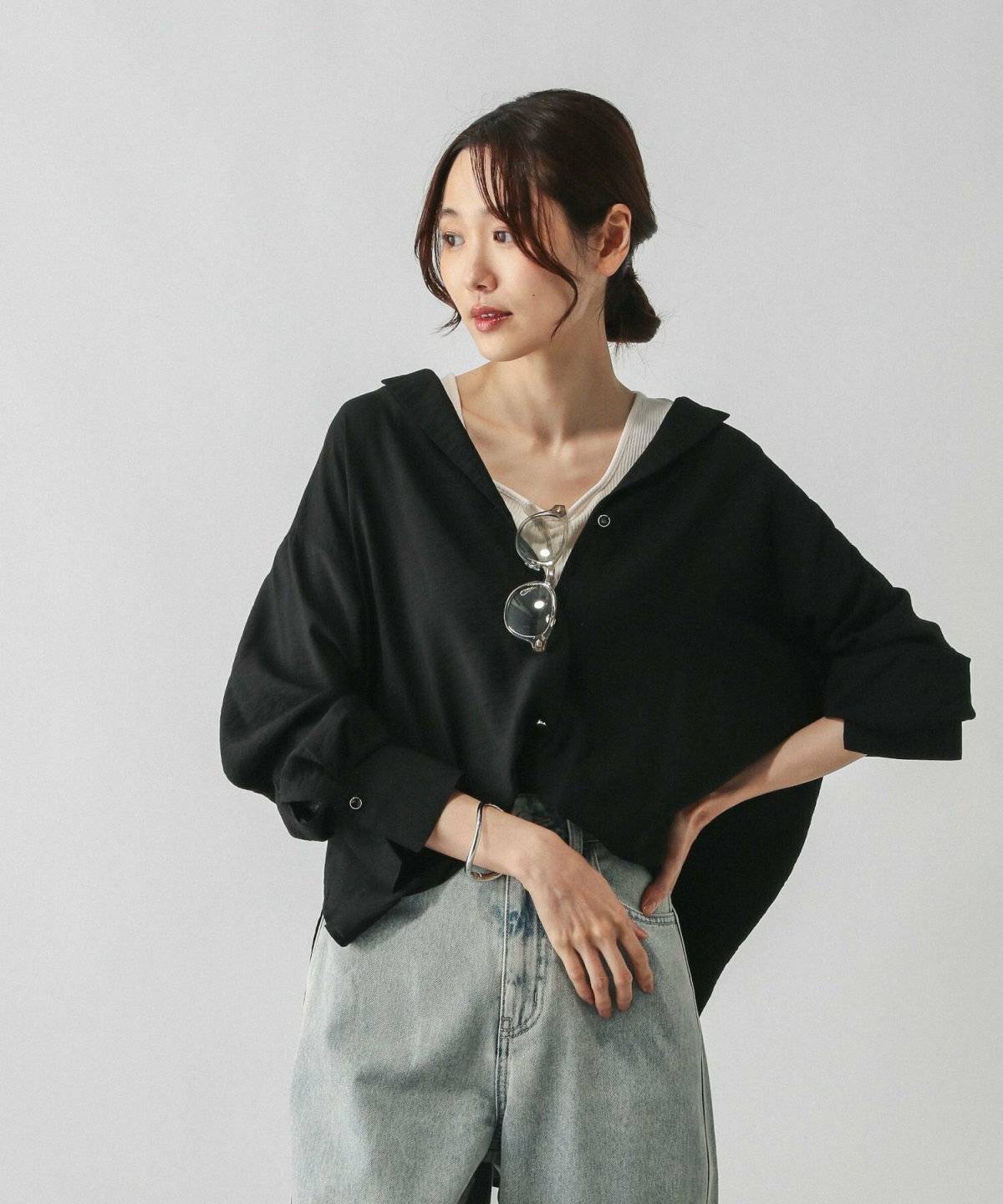 ブラウスコーデの女性