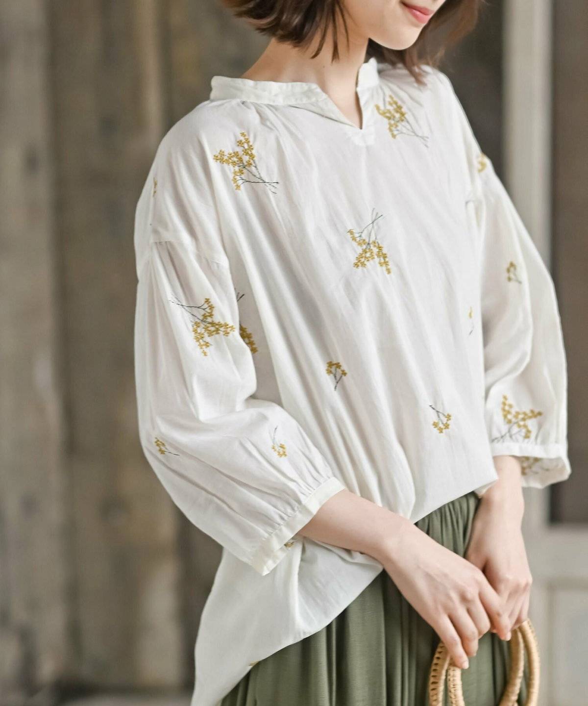 ブラウスコーデの女性