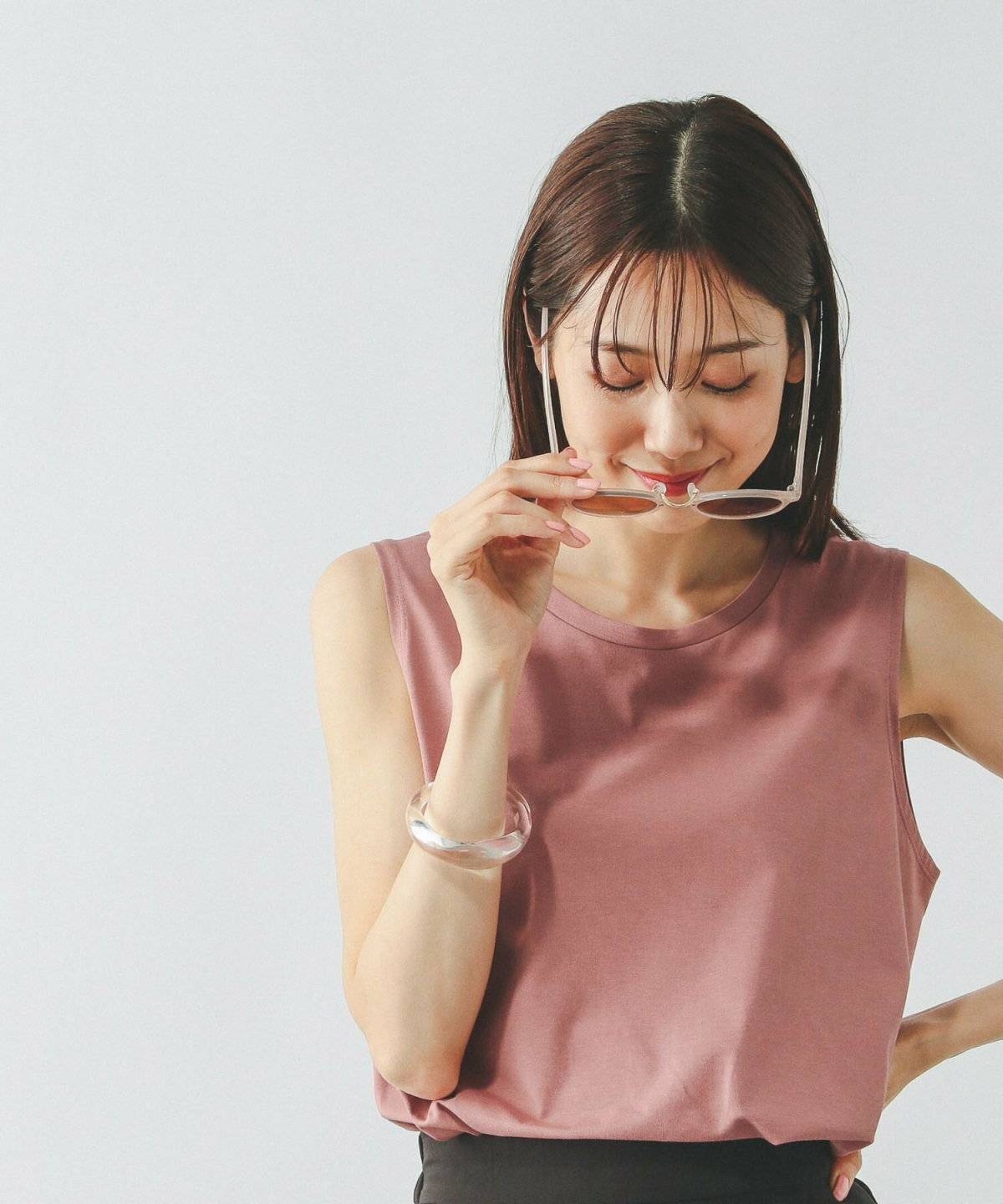 ノースリーブコーデの女性