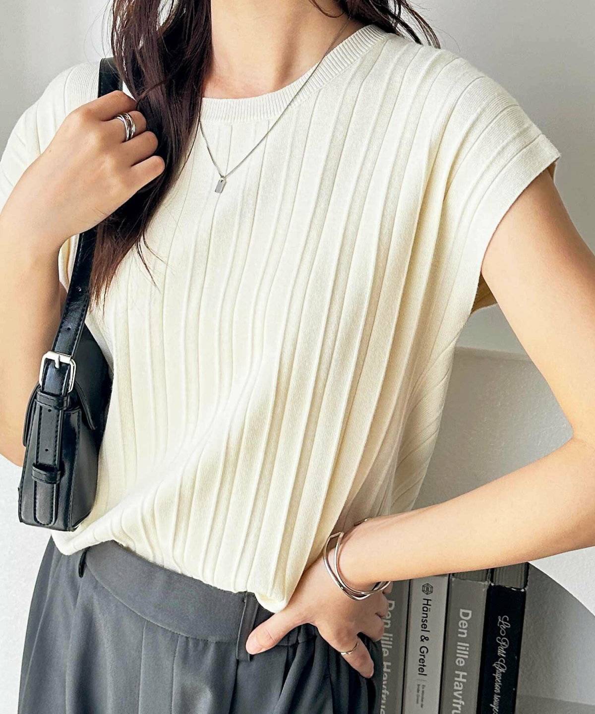 サマーニットコーデの女性