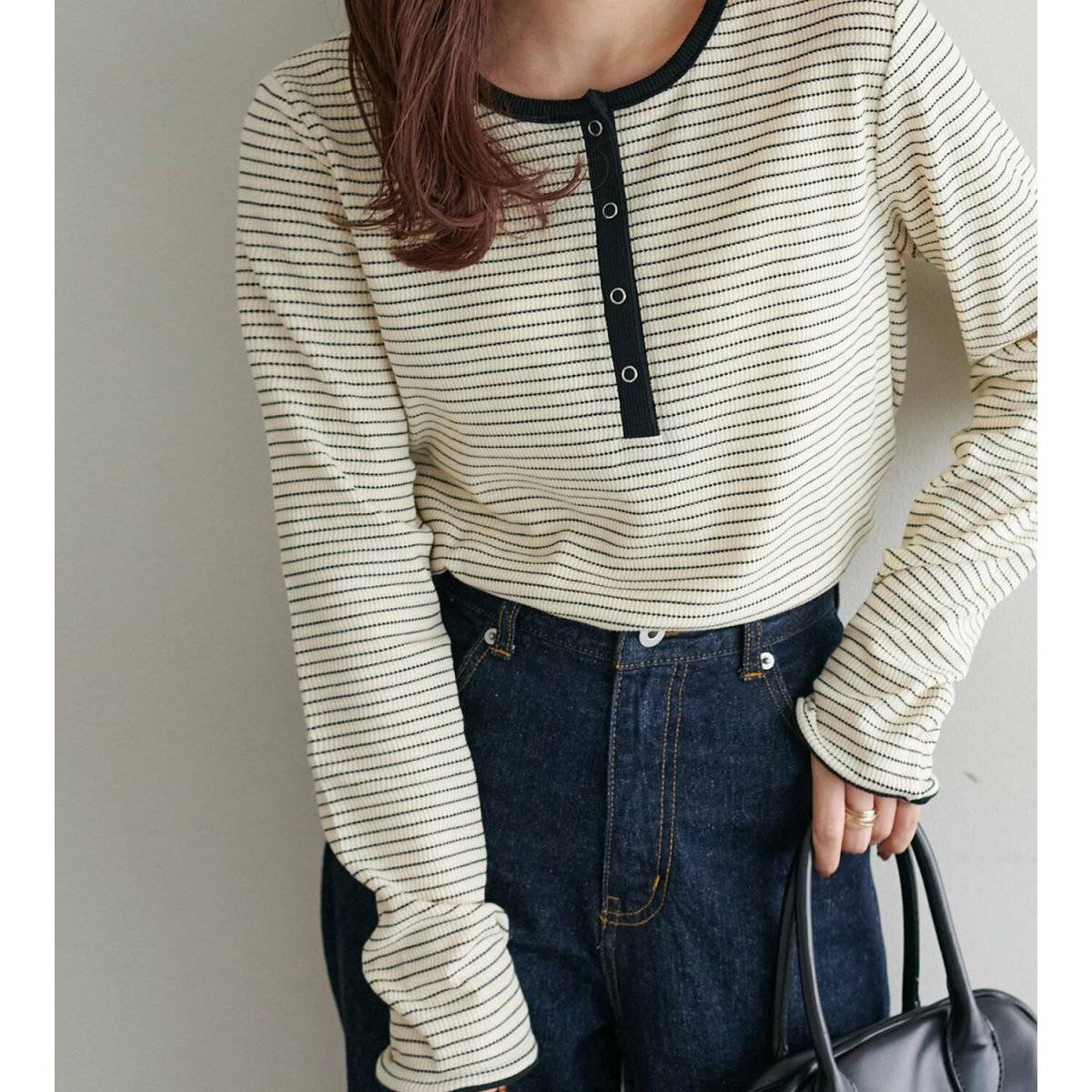 パンツコーデの女性