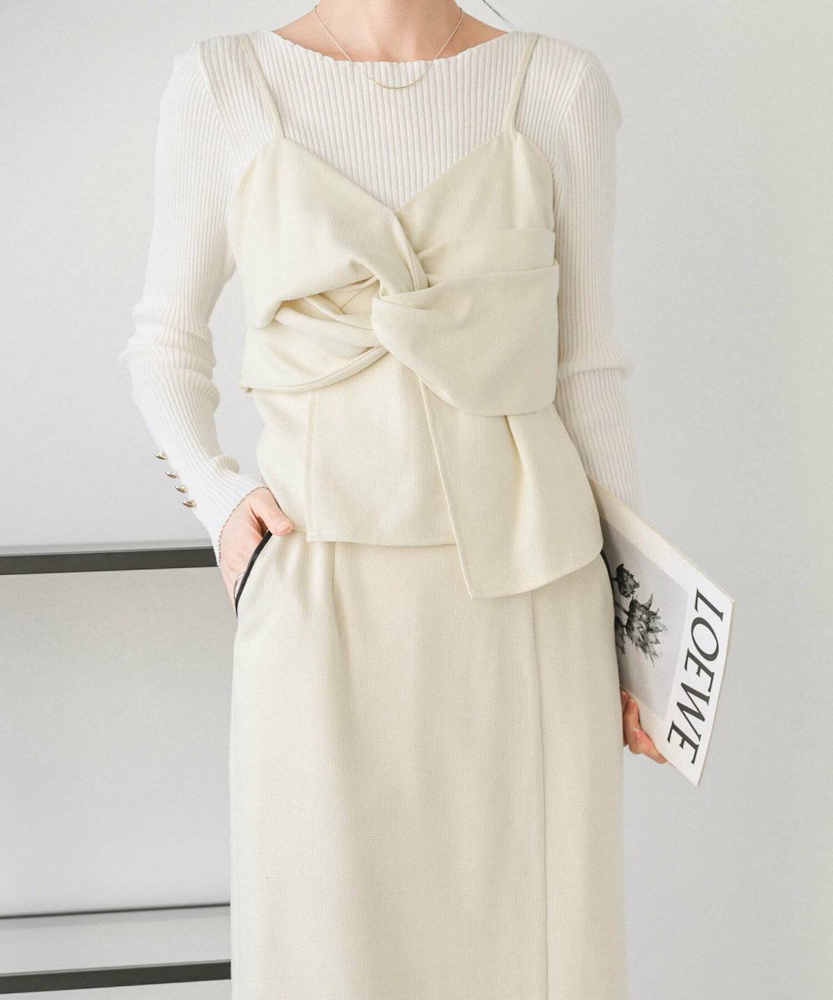 オールホワイトコーデの女性