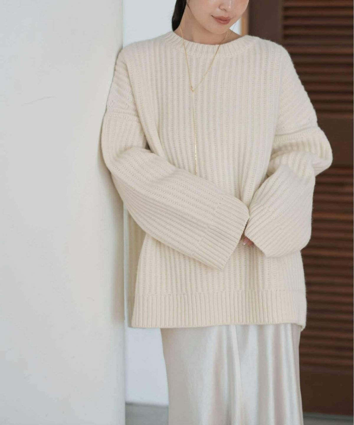 オールホワイトコーデの女性