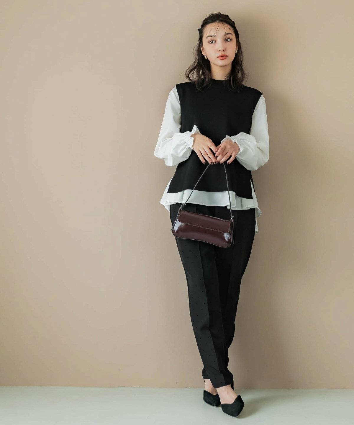 モノトーンコーデの女性