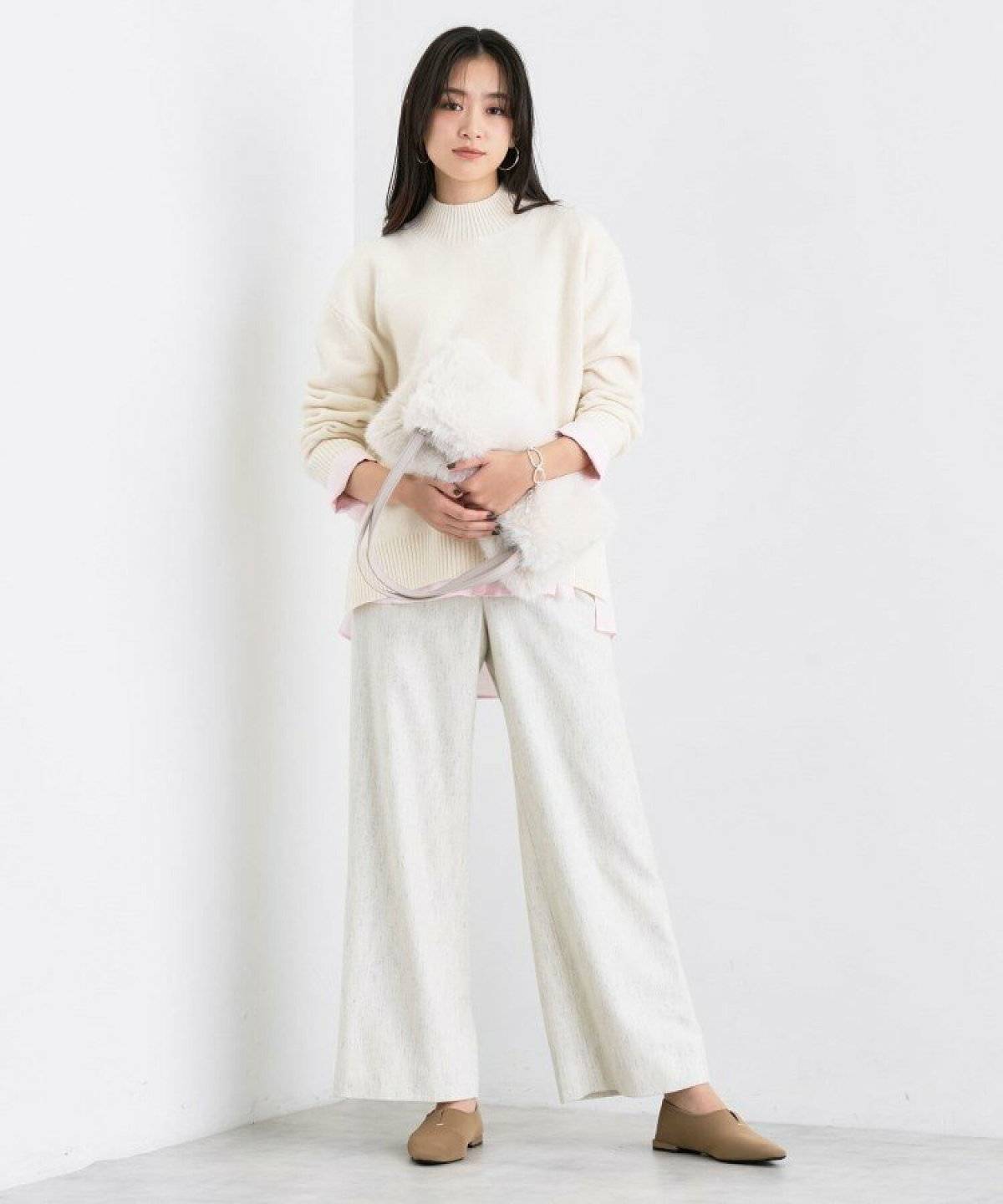 オールホワイトコーデの女性
