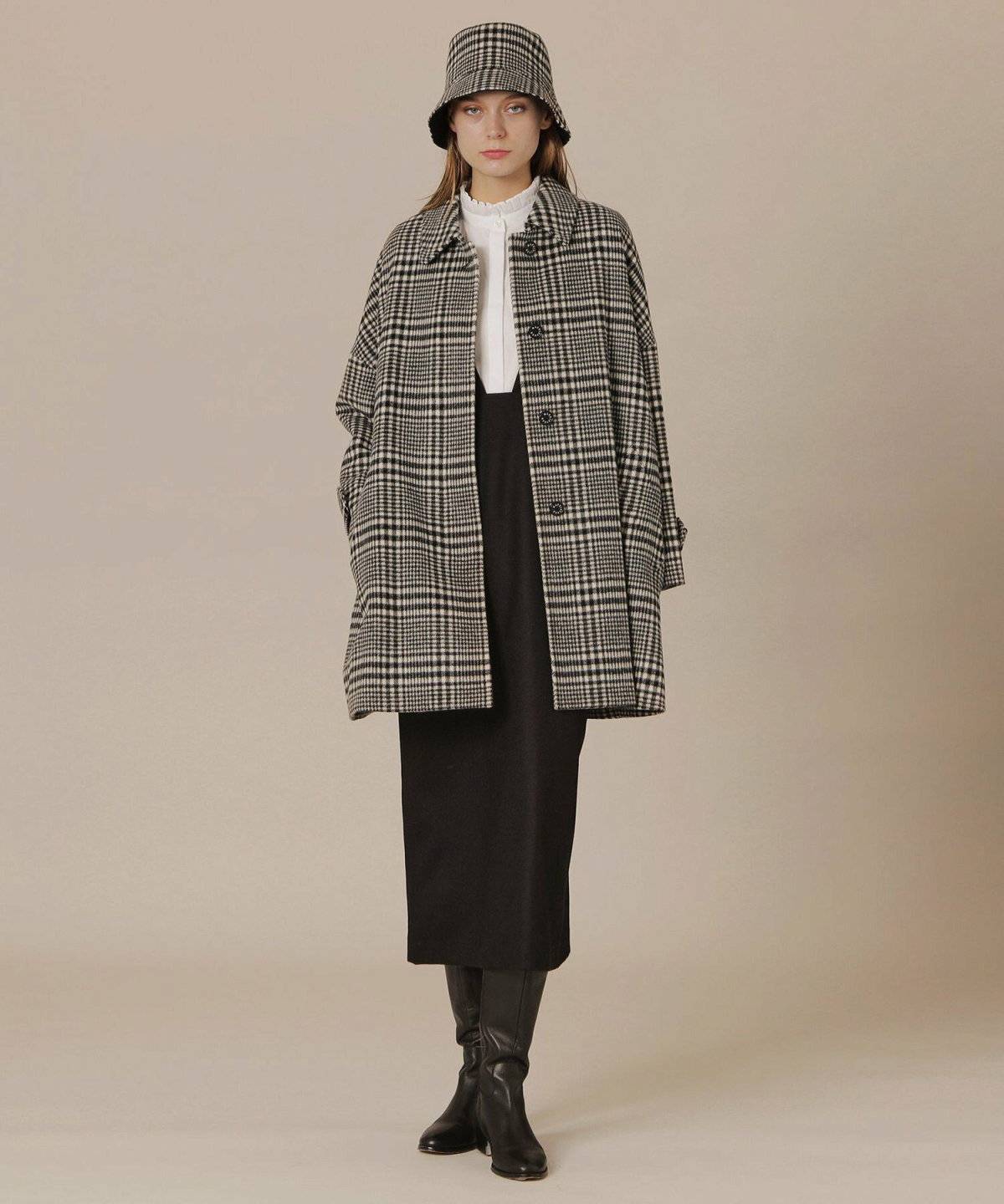 チェック柄コートを羽織った女性