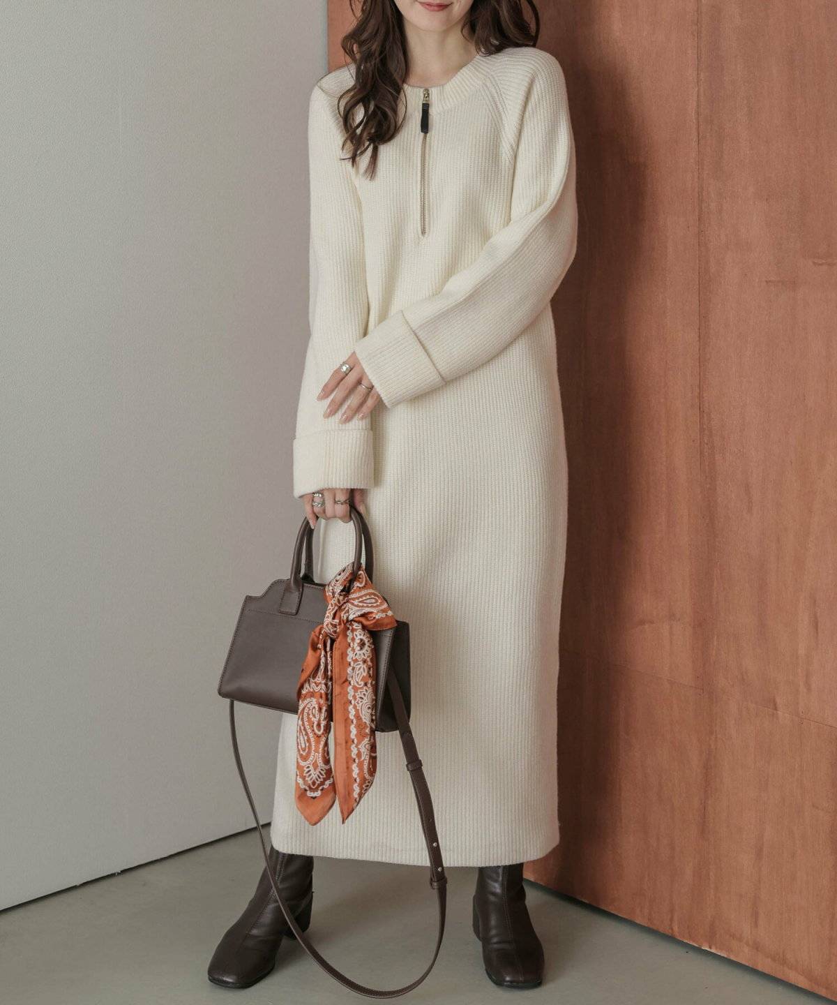 ニットワンピースコーデの女性