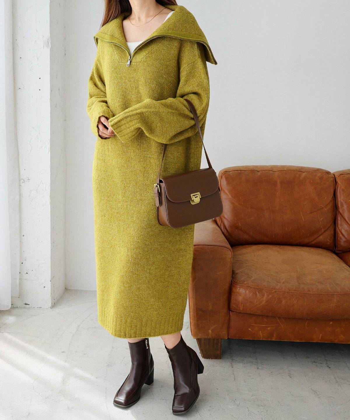 グリーンのニットワンピースを着た女性