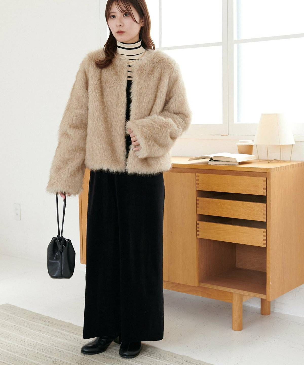 ファーアウターコーデの女性