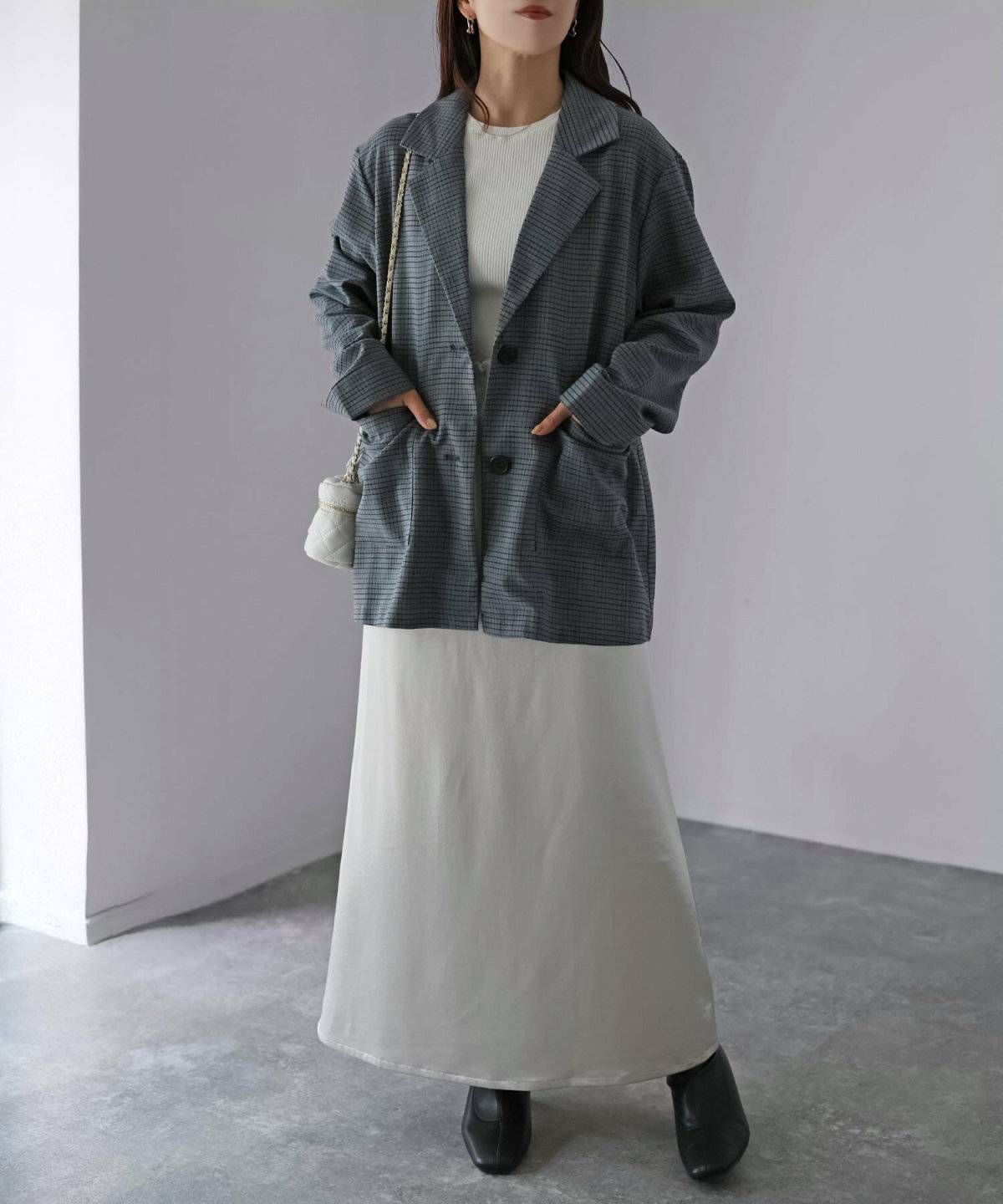 グレーチェックコートの女性