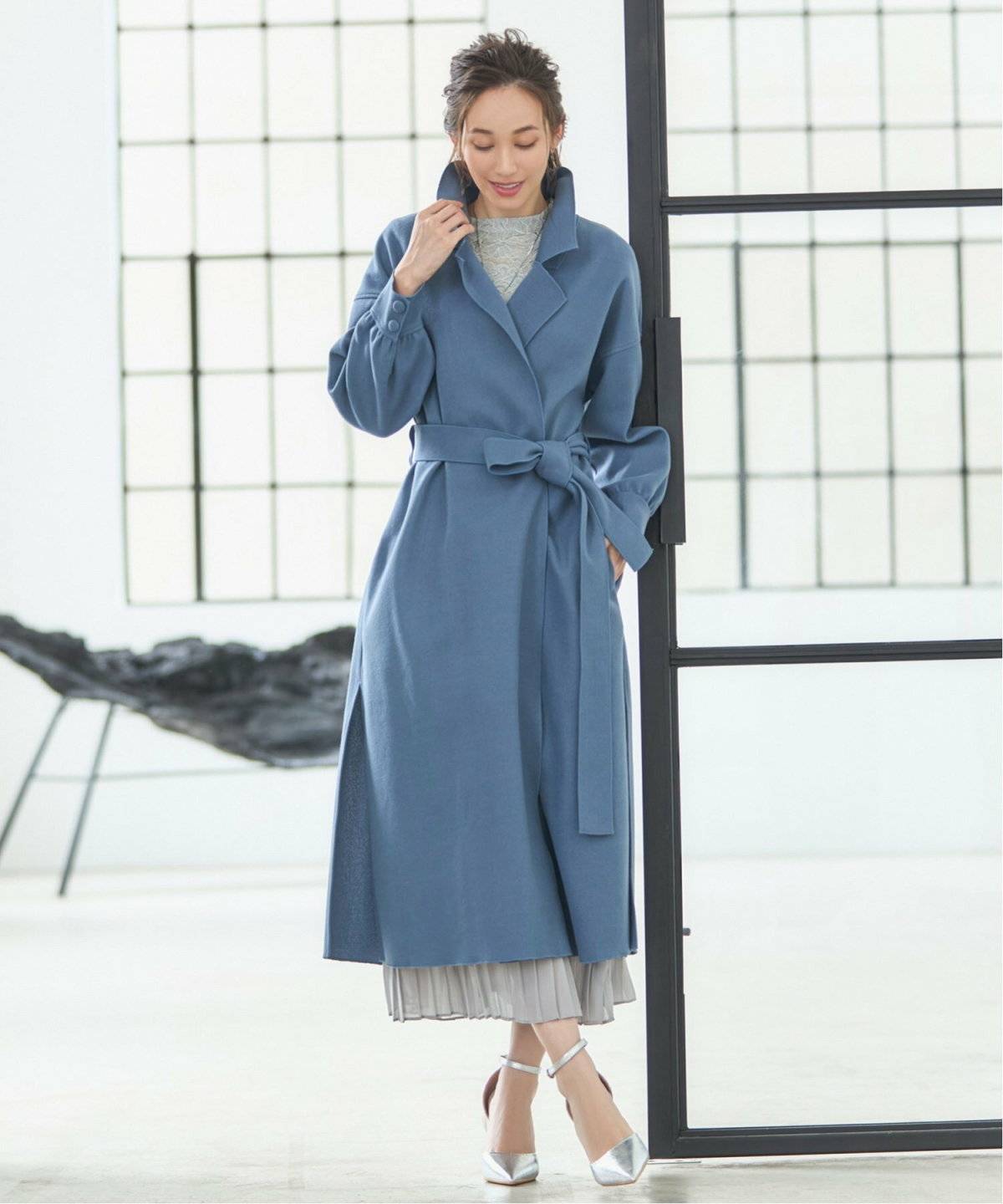 ブルーのチェスターコートのコーデ