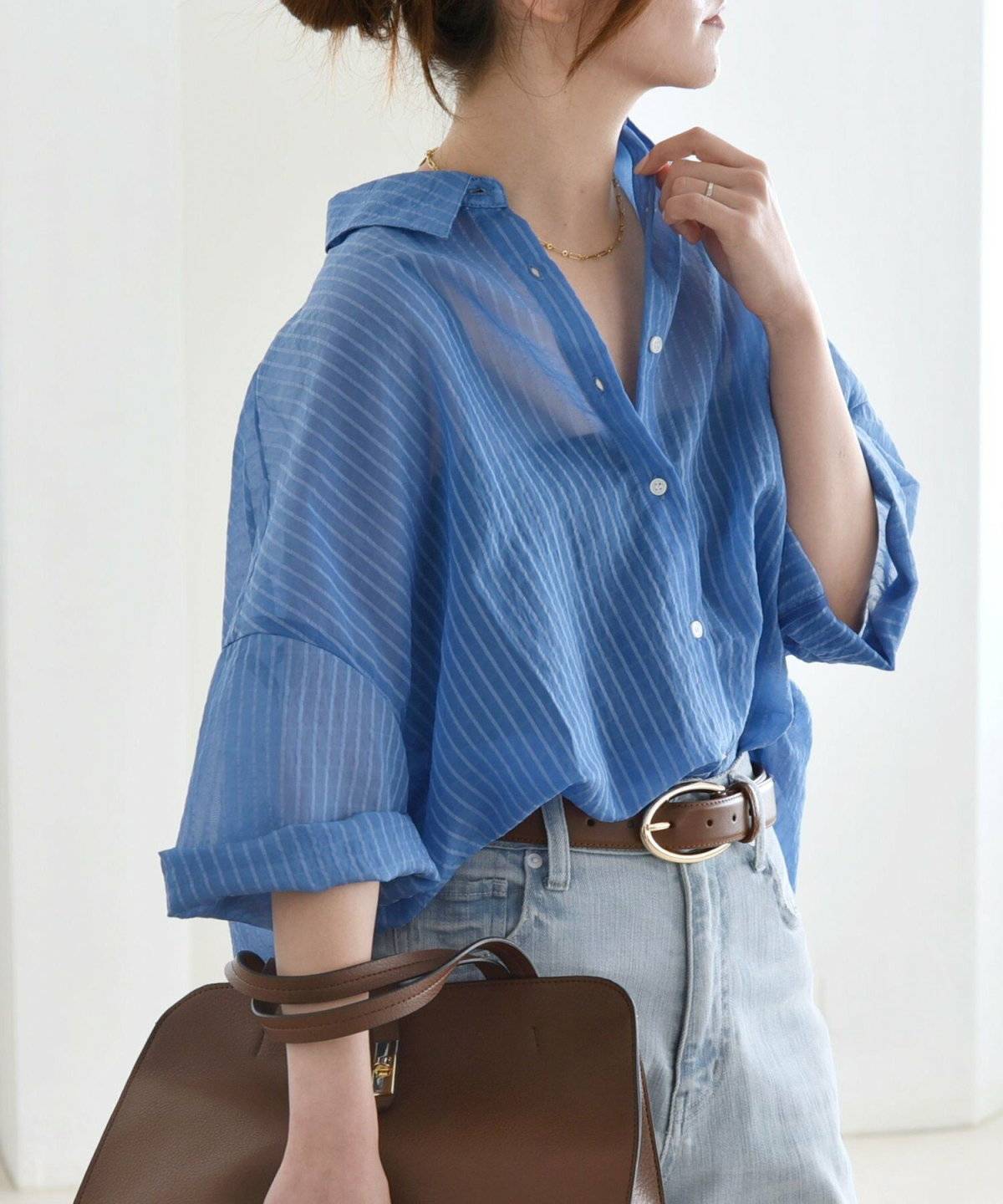 夏コーデの女性