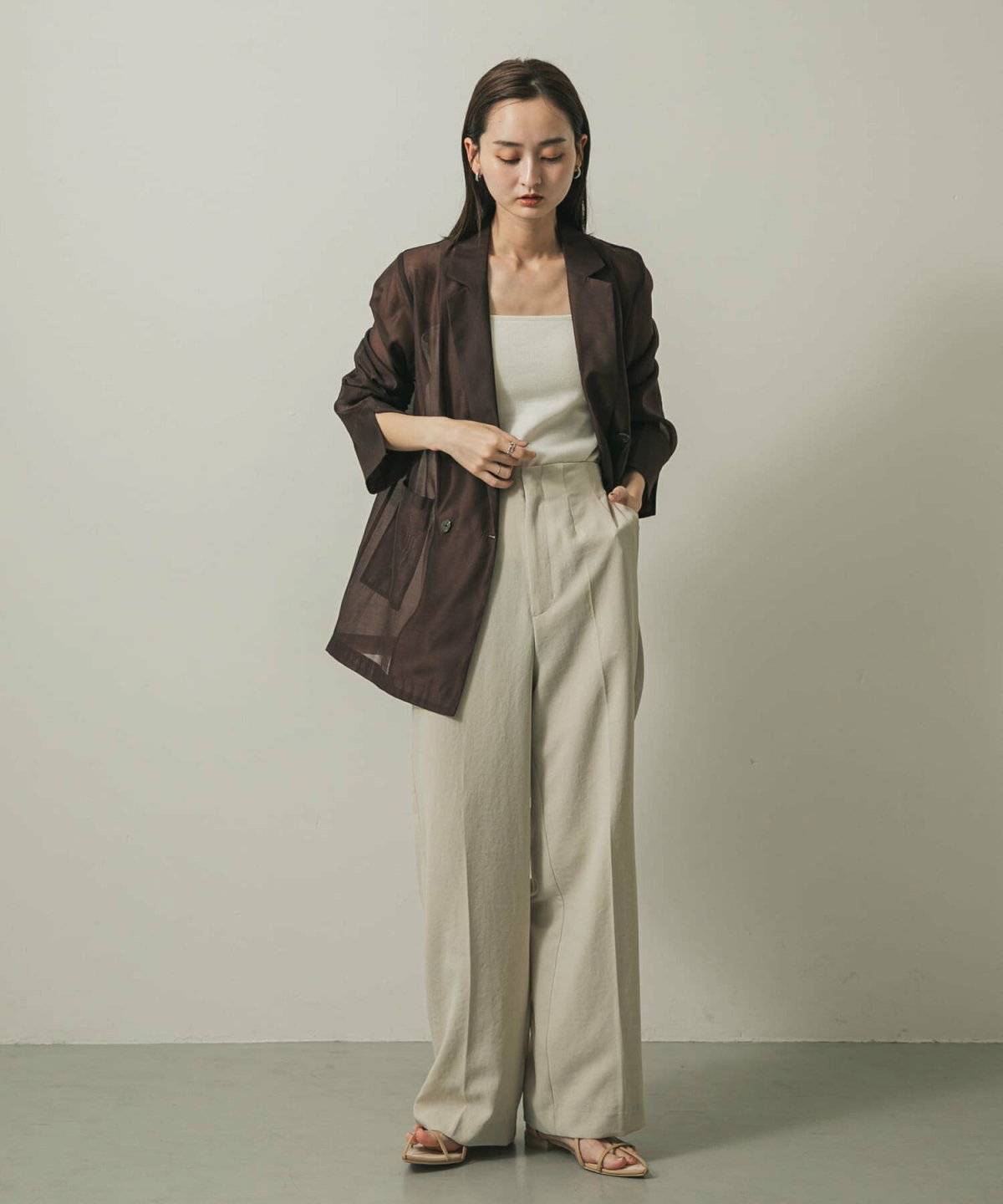 夏コーデの女性