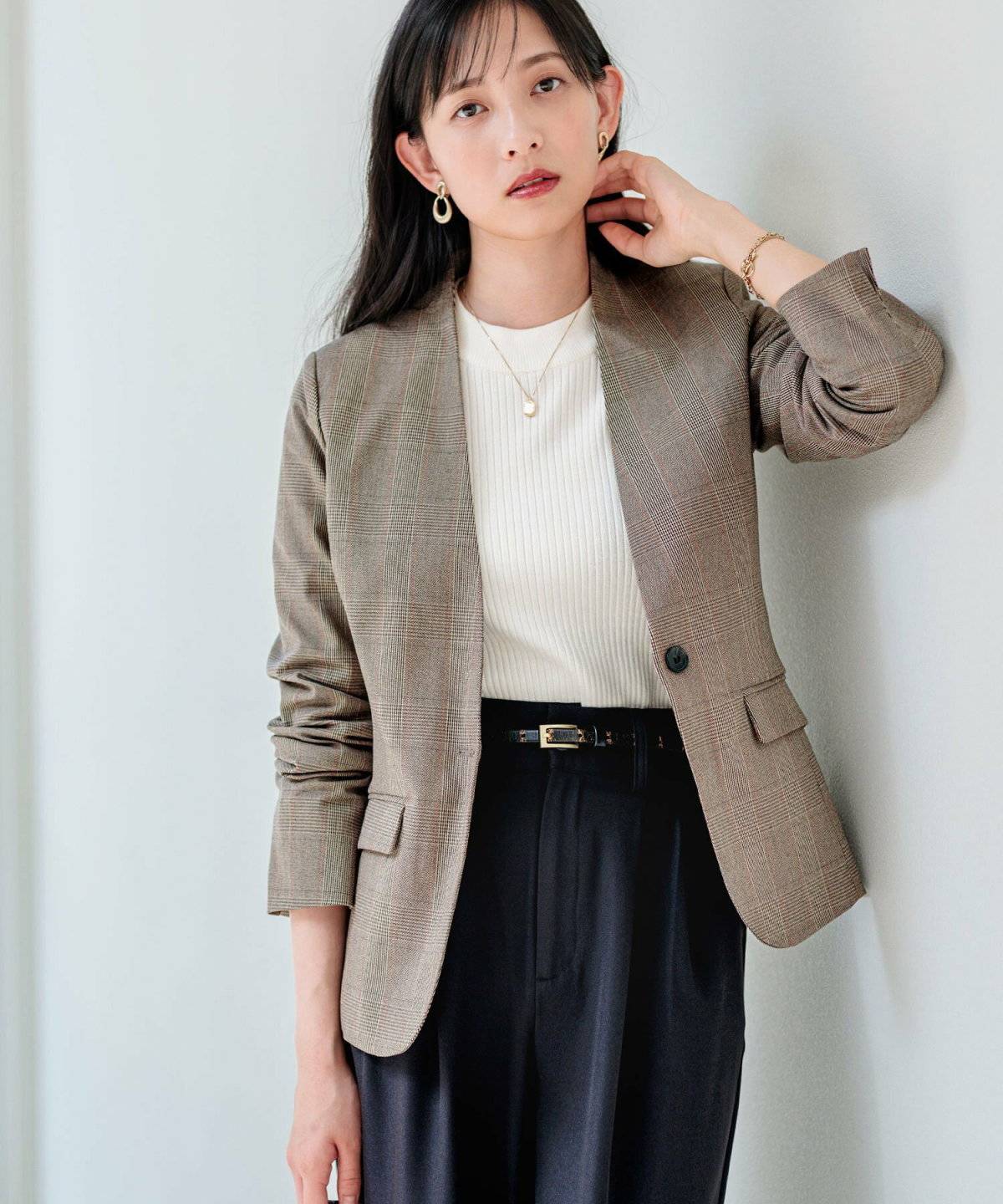 アクセサリーを取り入れたスーツコーデ