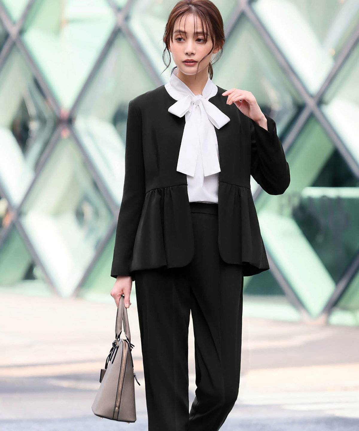 ボウタイシャツをアクセントにしたスーツコーデ