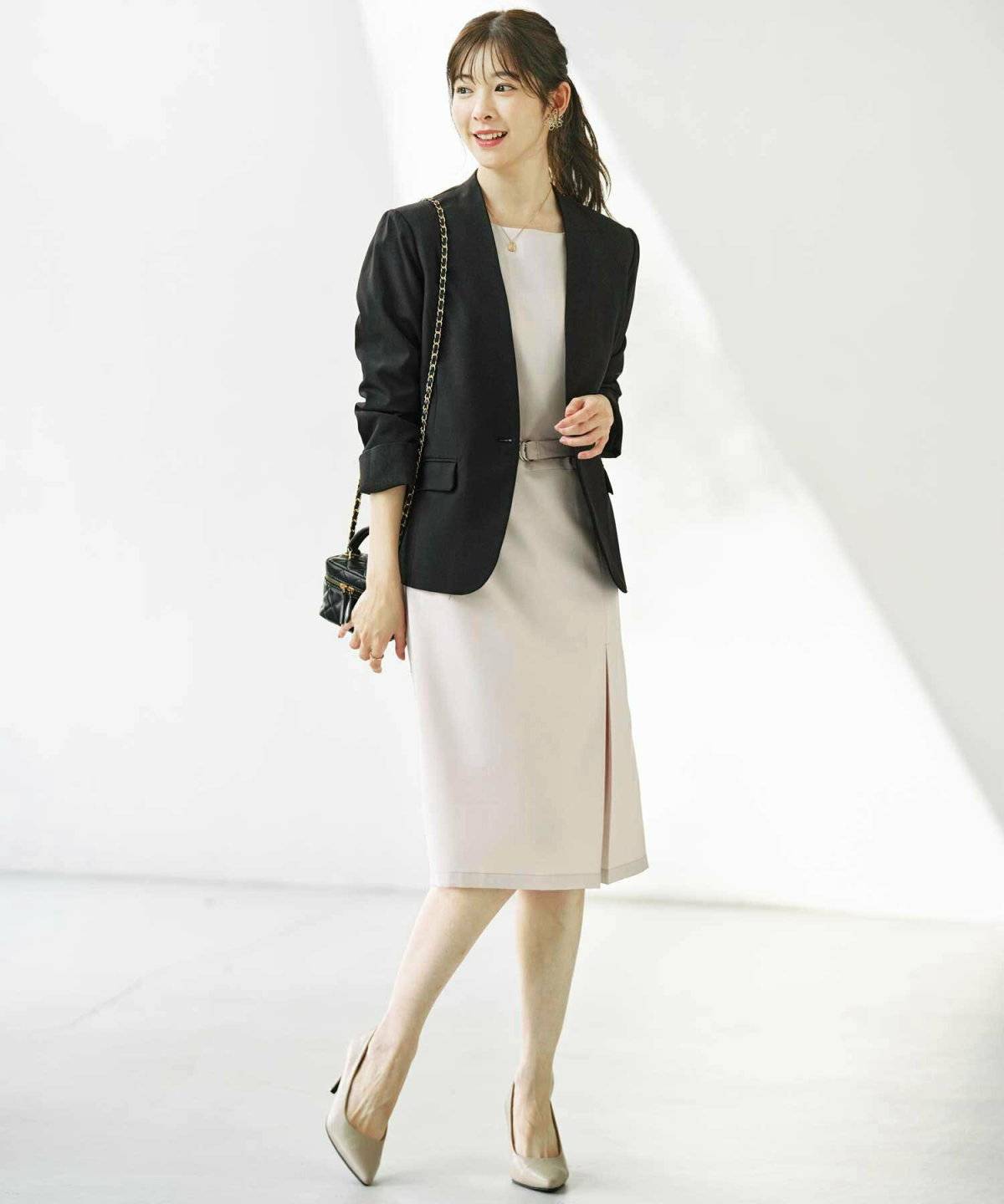 ワンピースにジャケットを合わせたコーデ