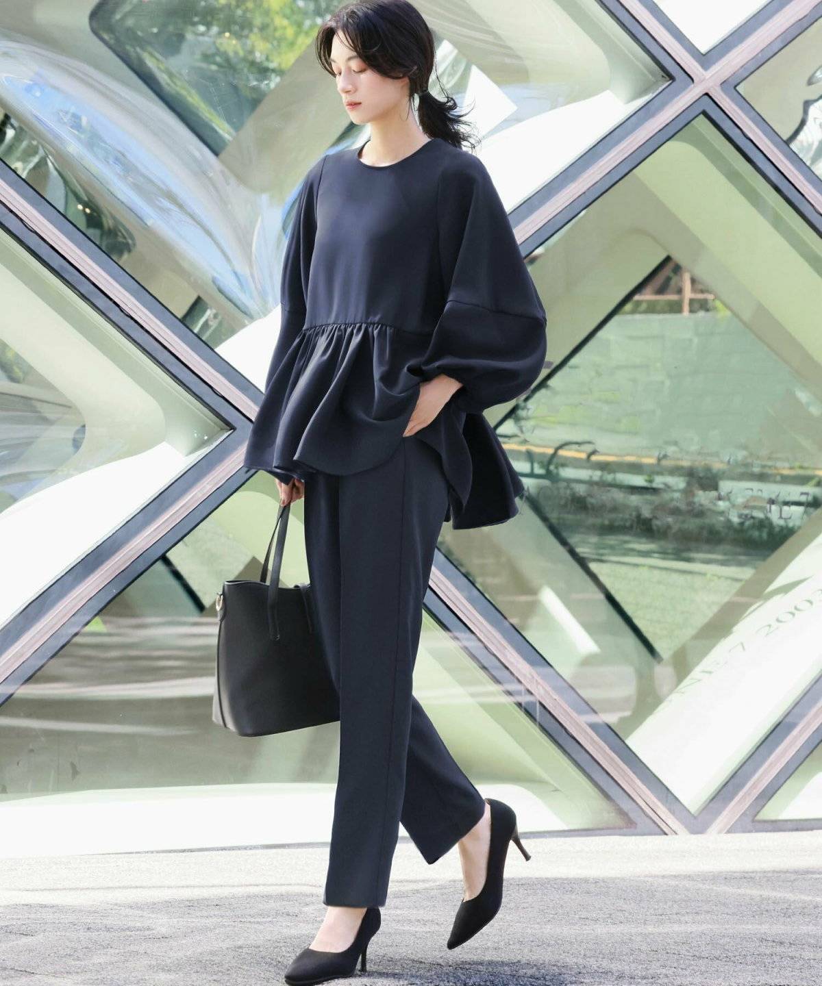 ペプラムブラウスとパンツのスーツコーデ