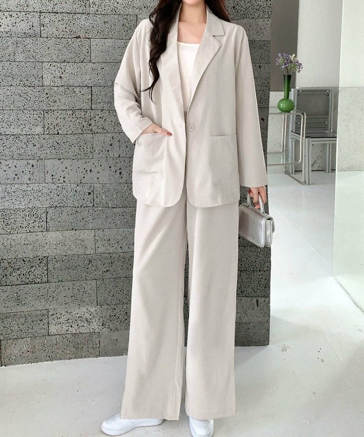 ジャケットにパンツとスニーカーを合わせたコーデ