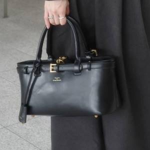 オンもオフもエレガントに♪大人の品を高めてくれる「DRAW」ベルトデザイン2WAYバッグ