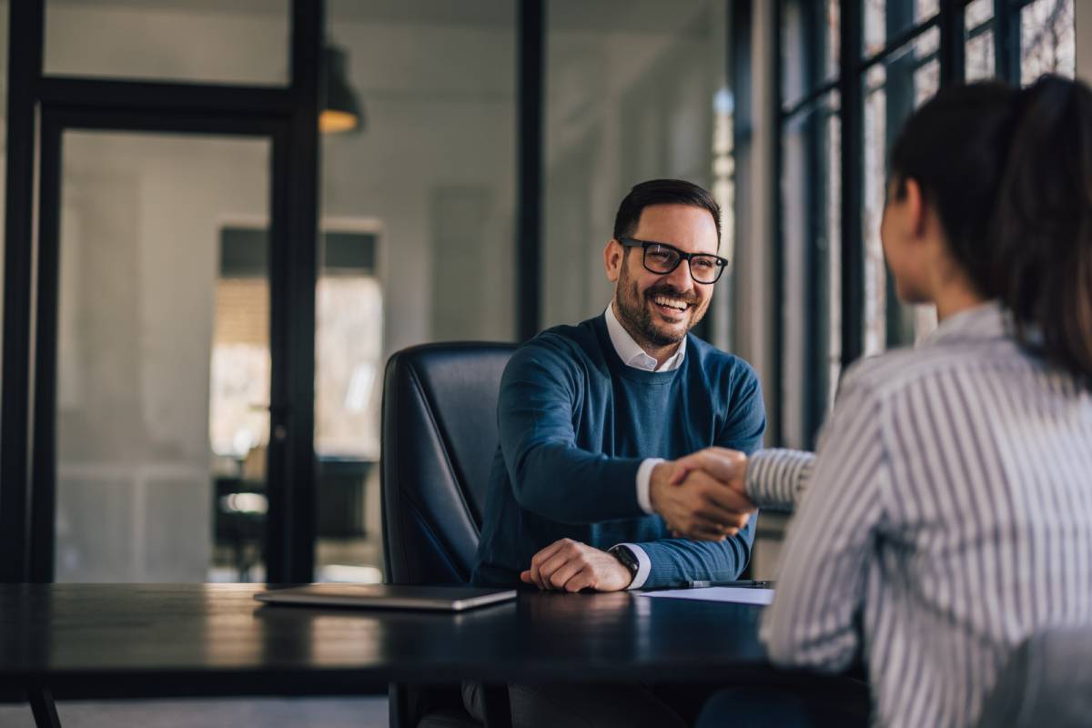 笑顔で握手する男性