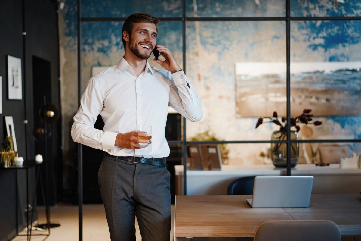 立ちながら電話する男性