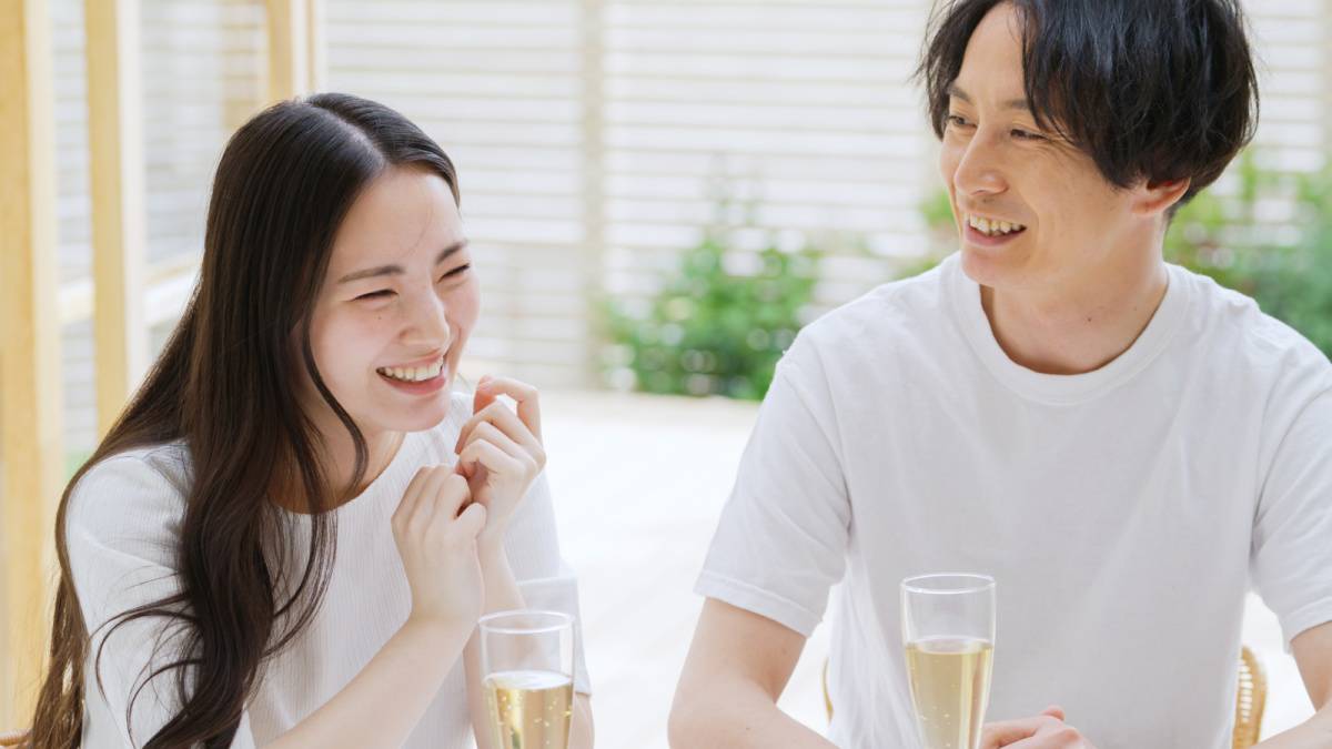 お酒を飲むカップル