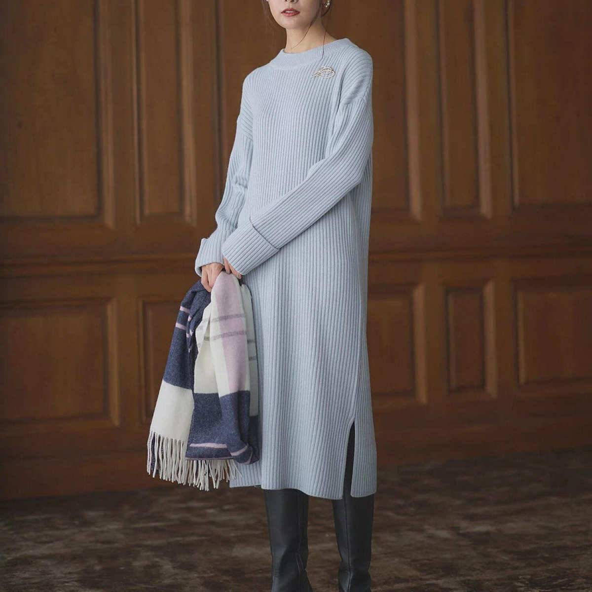 ワンピースコーデの女性