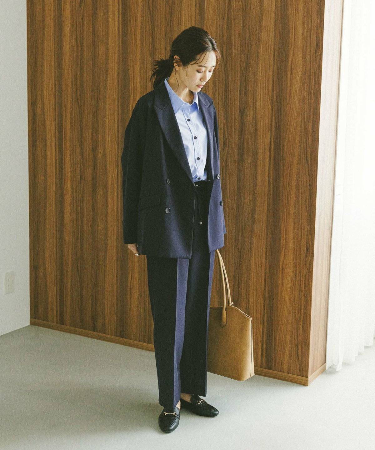 秋コーデの女性