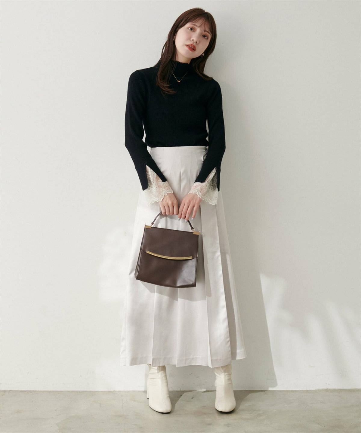 モノトーンコーデの女性