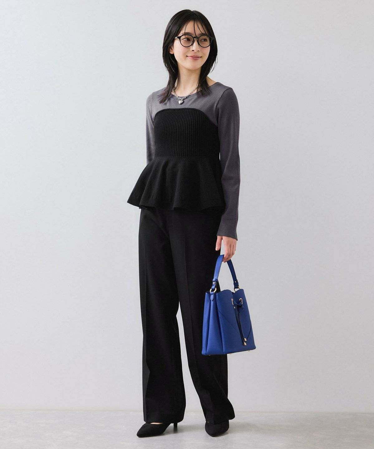 オールブラックコーデの女性