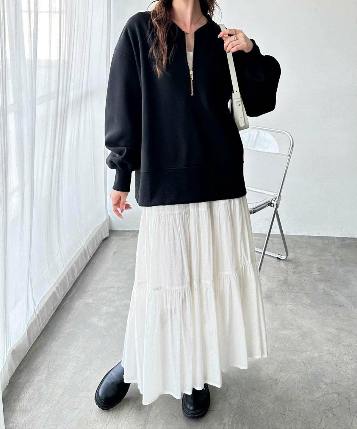 モノトーンコーデの女性