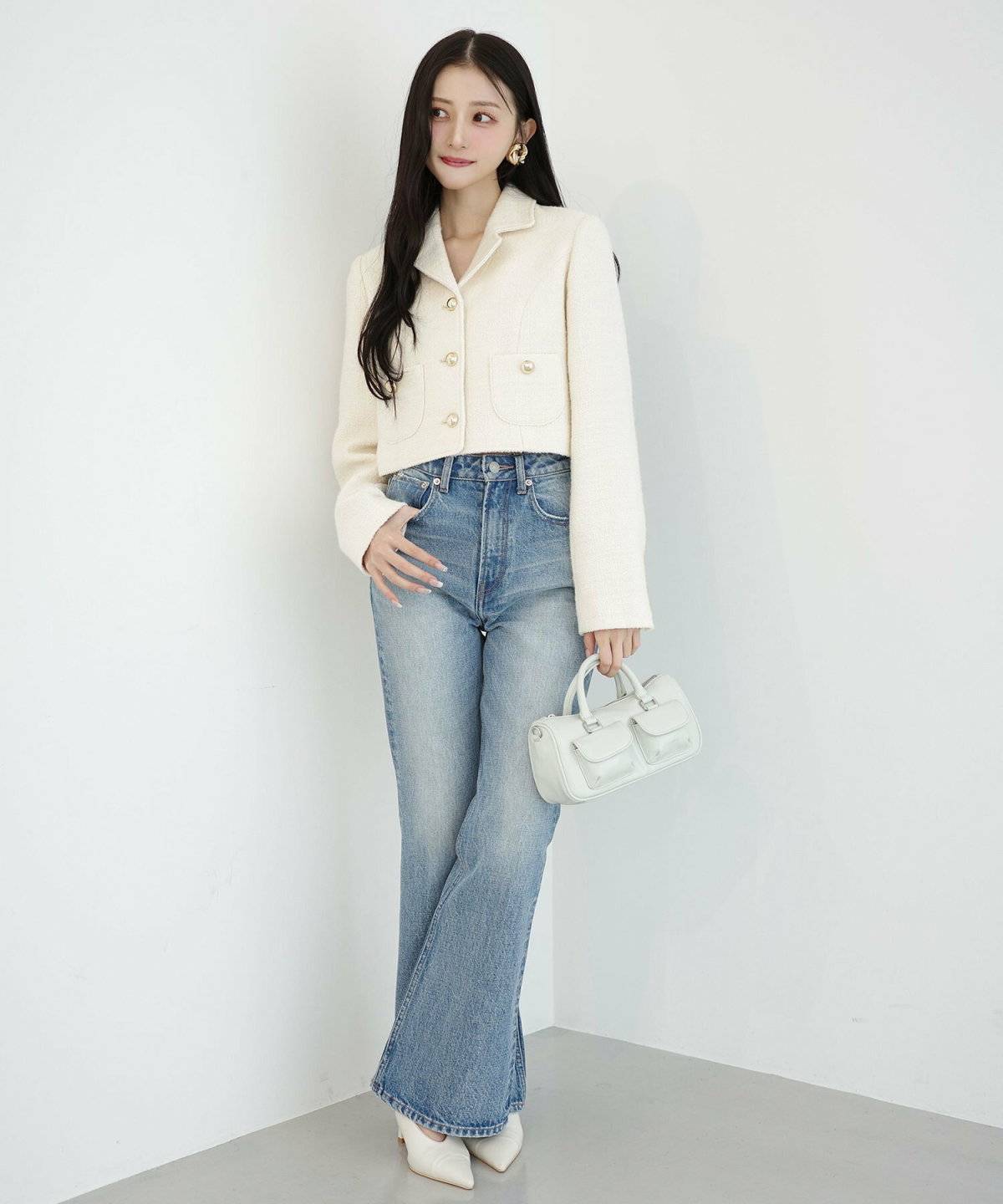ジャケットにデニムを合わせた女性