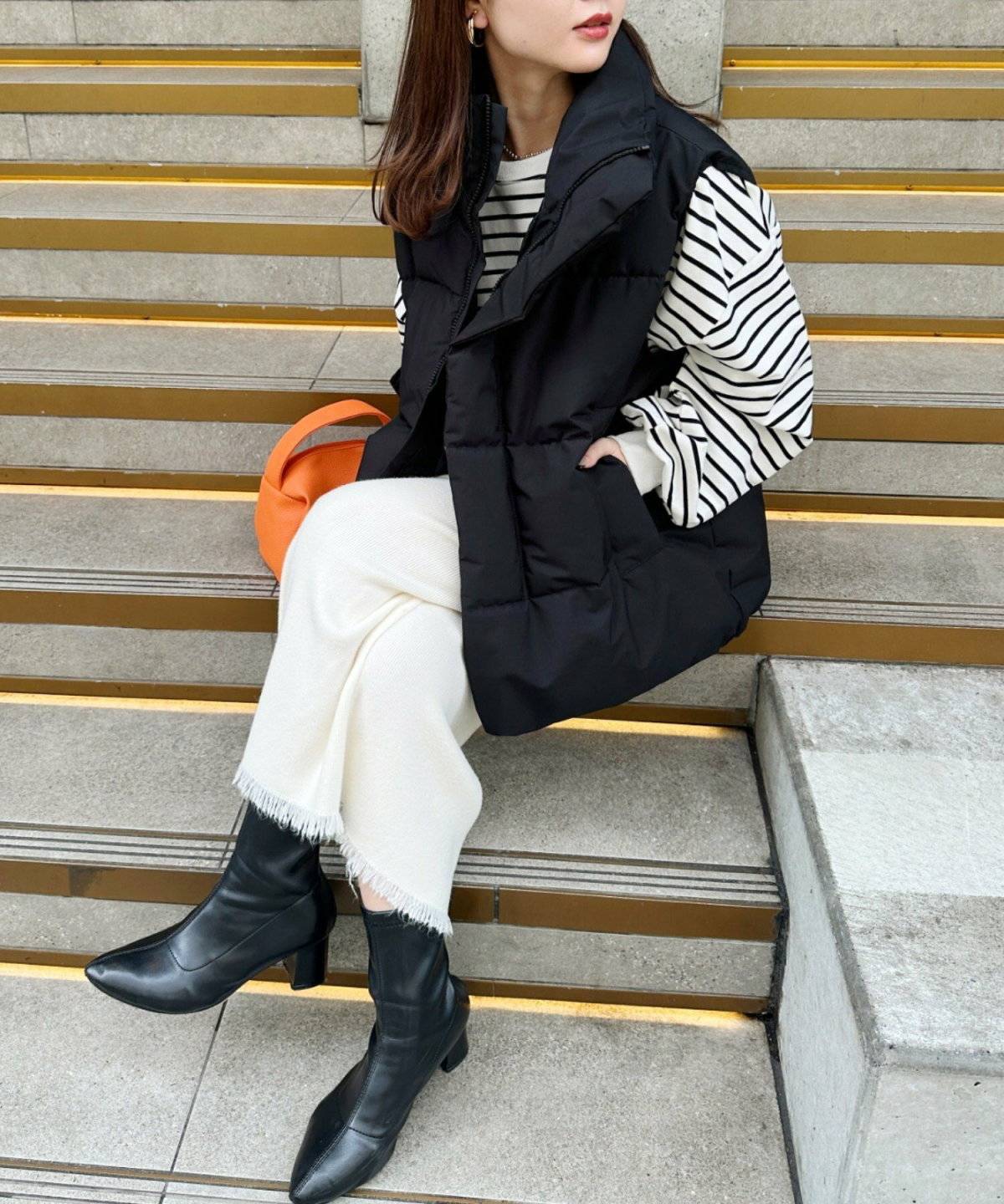 モノトーンコーデの女性