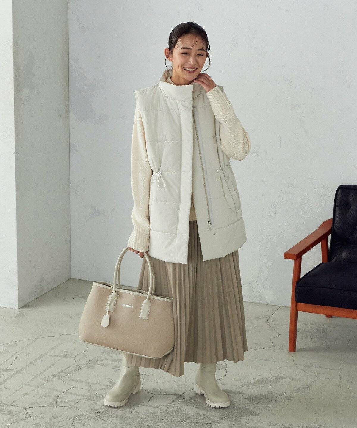 オールホワイトコーデの女性