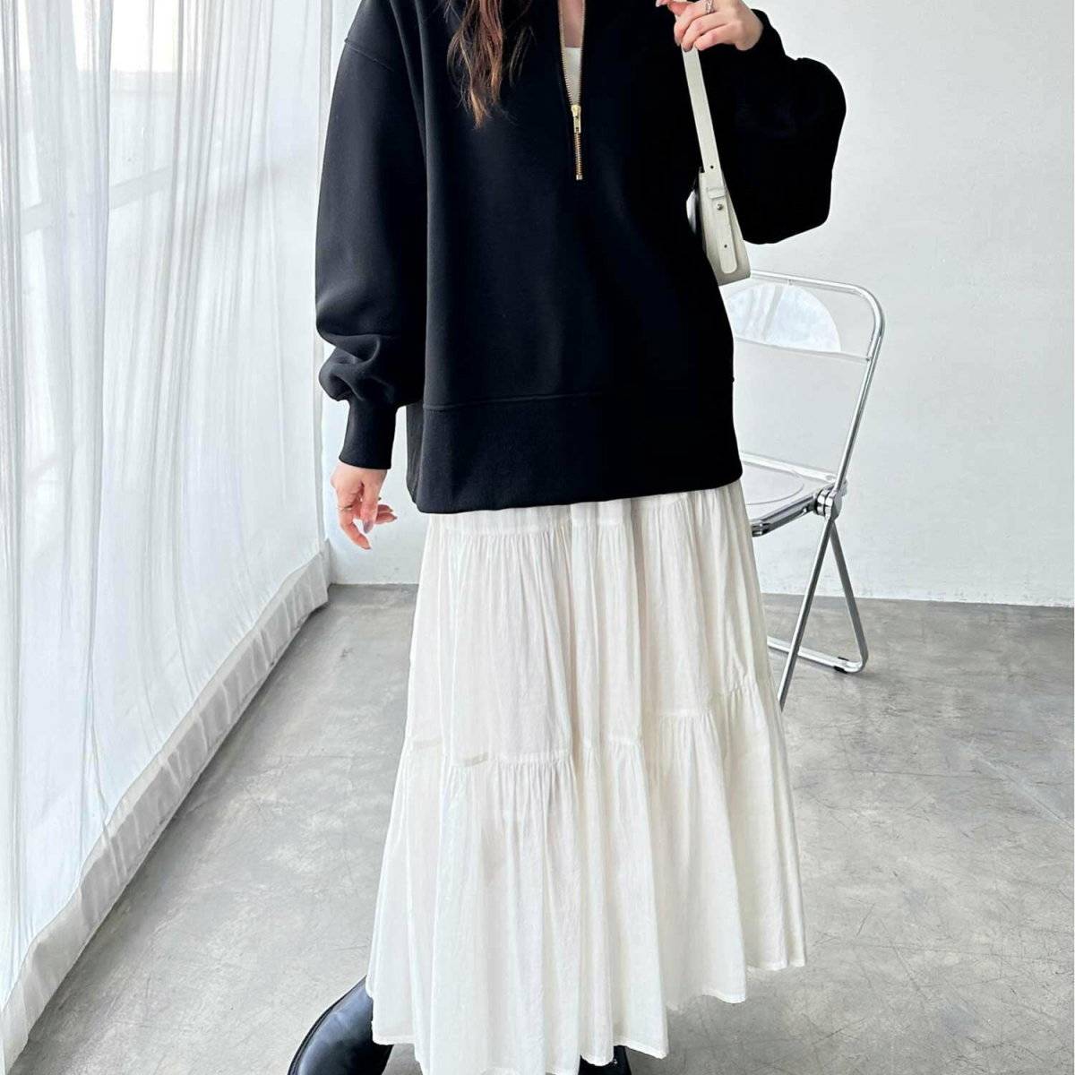 モノトーンコーデの女性