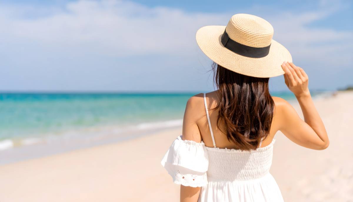 ワンピースで海岸を歩く女性