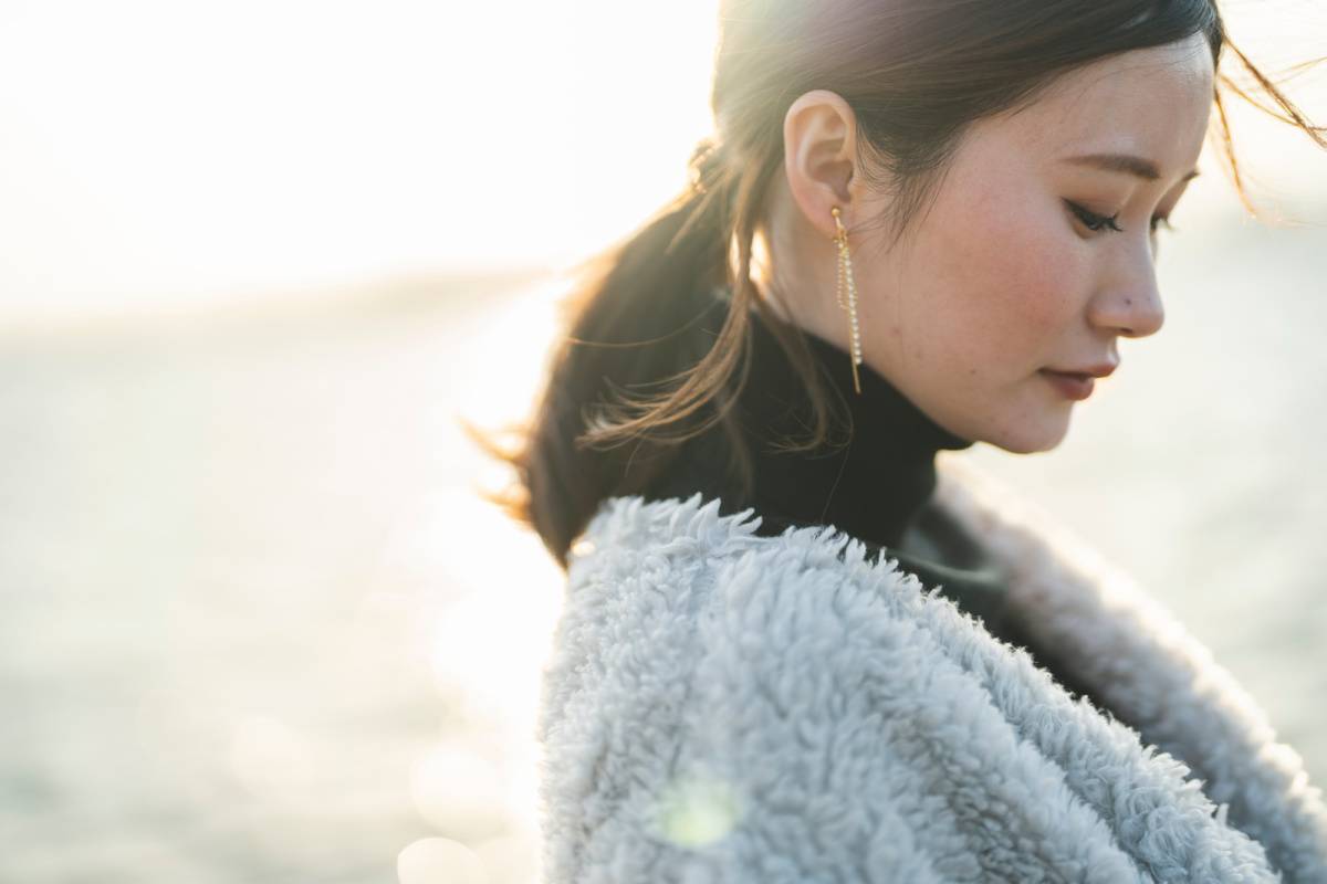 コートを着た女性