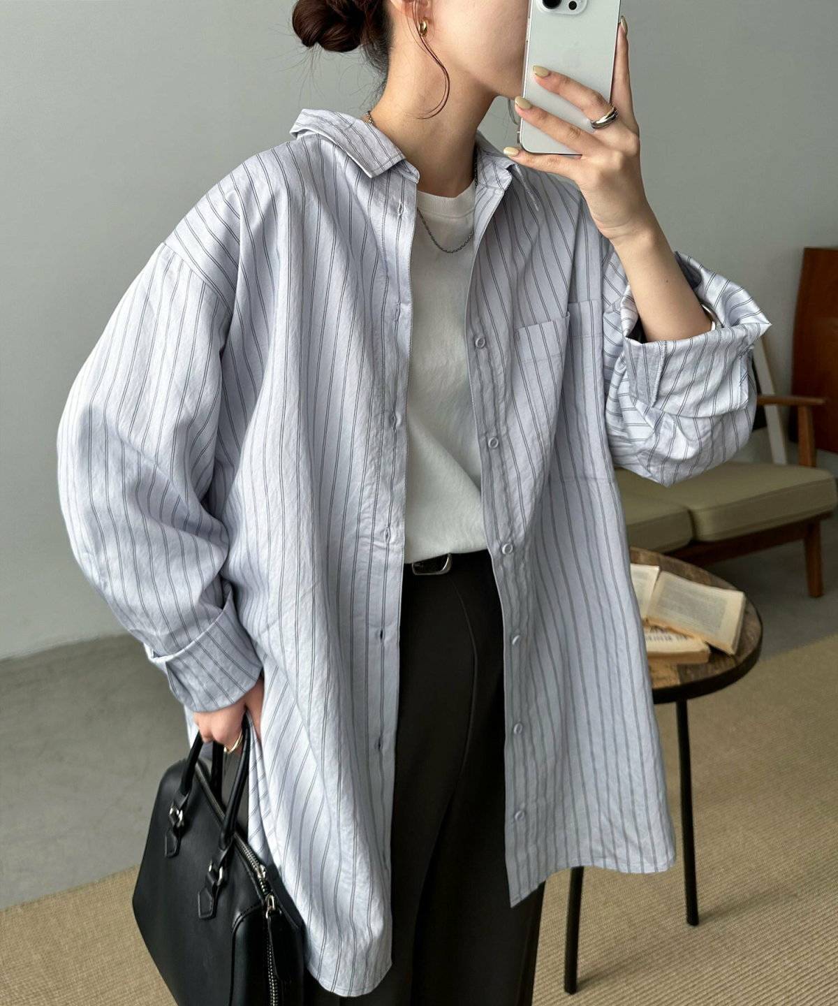 シャツとスカートコーデの女性