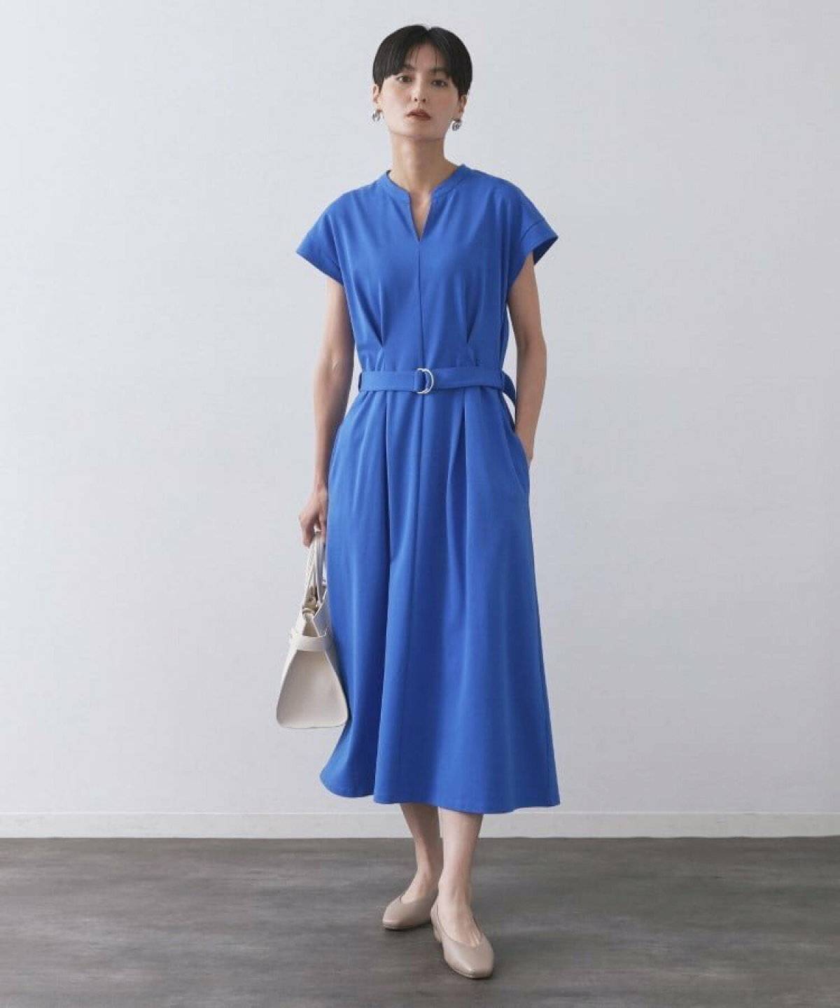 ワンピースコーデの女性