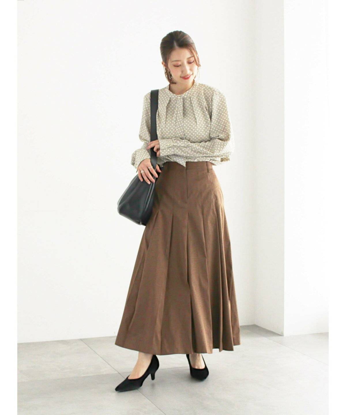 プリーツスカートコーデの女性