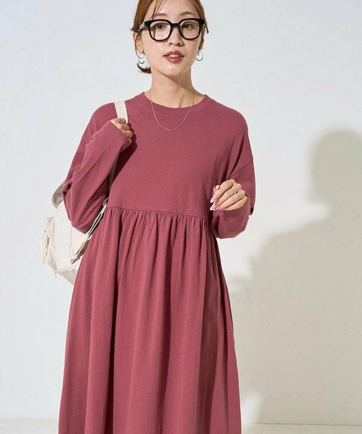 ワンピースコーデの女性