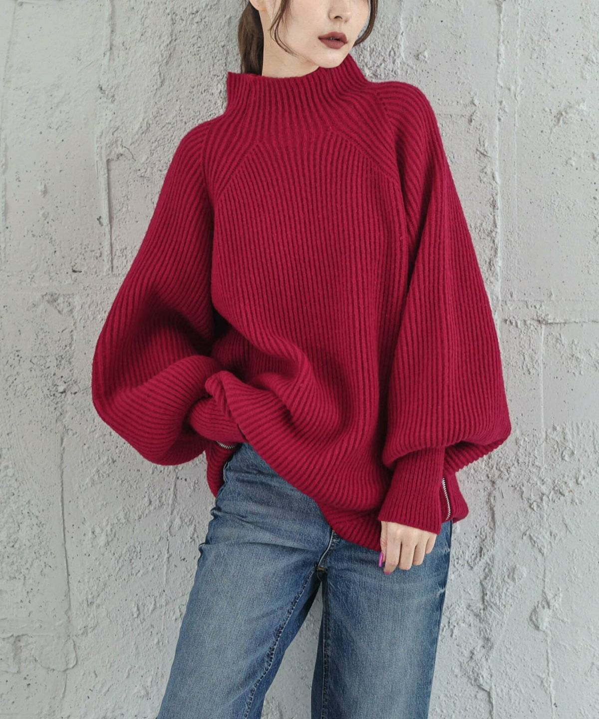 ニットとデニムコーデの女性