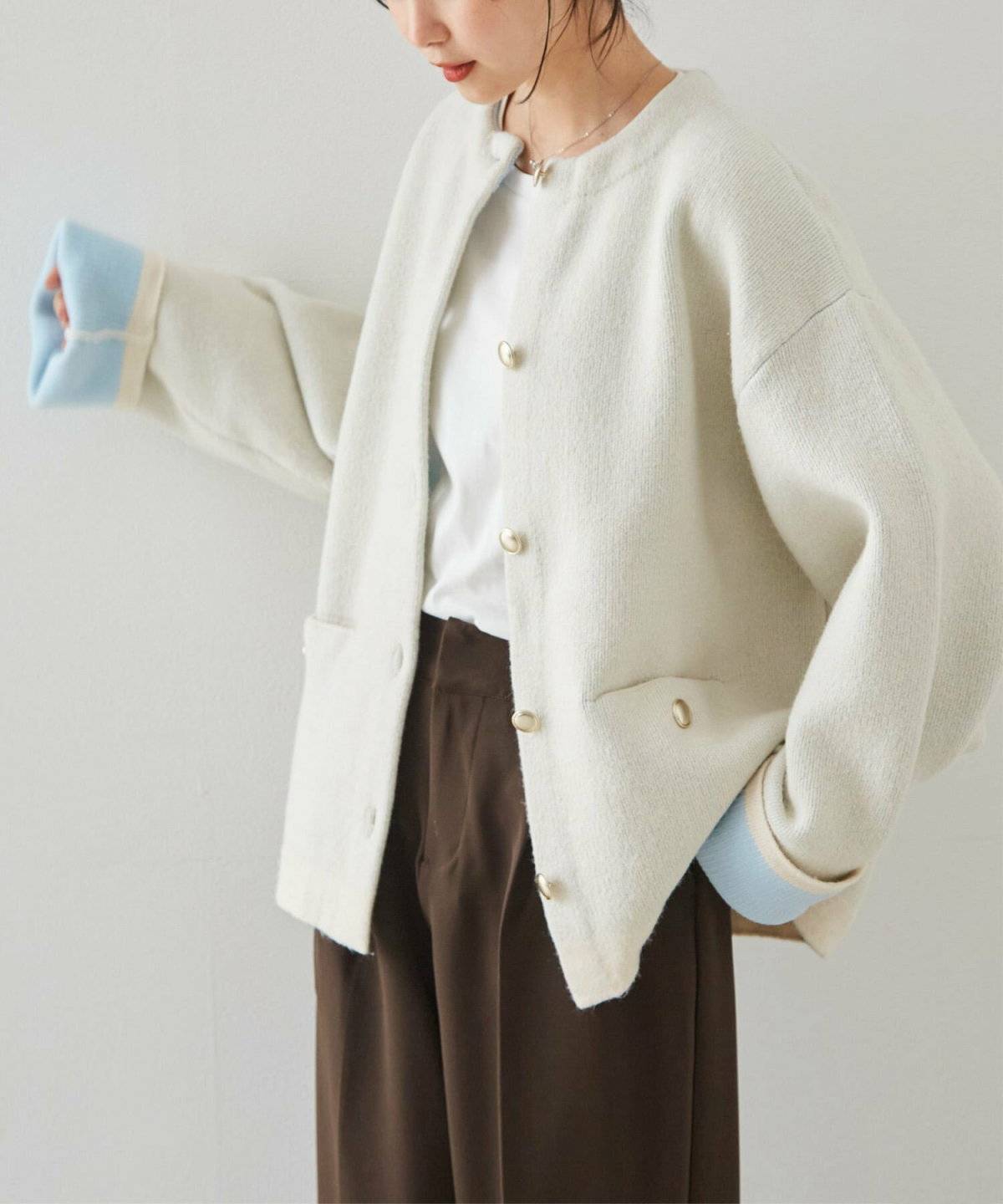 パンツコーデの女性