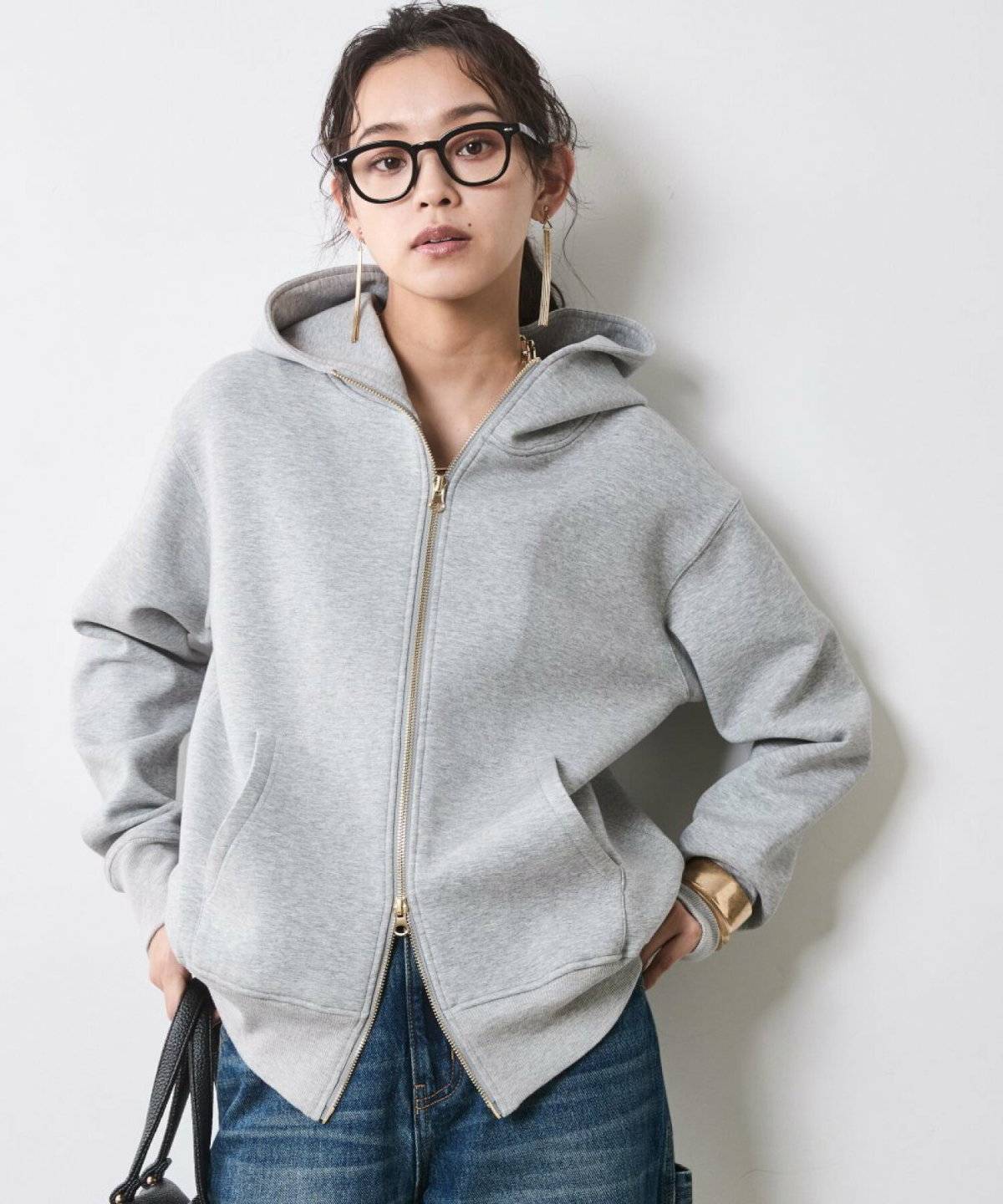 パンツコーデの女性