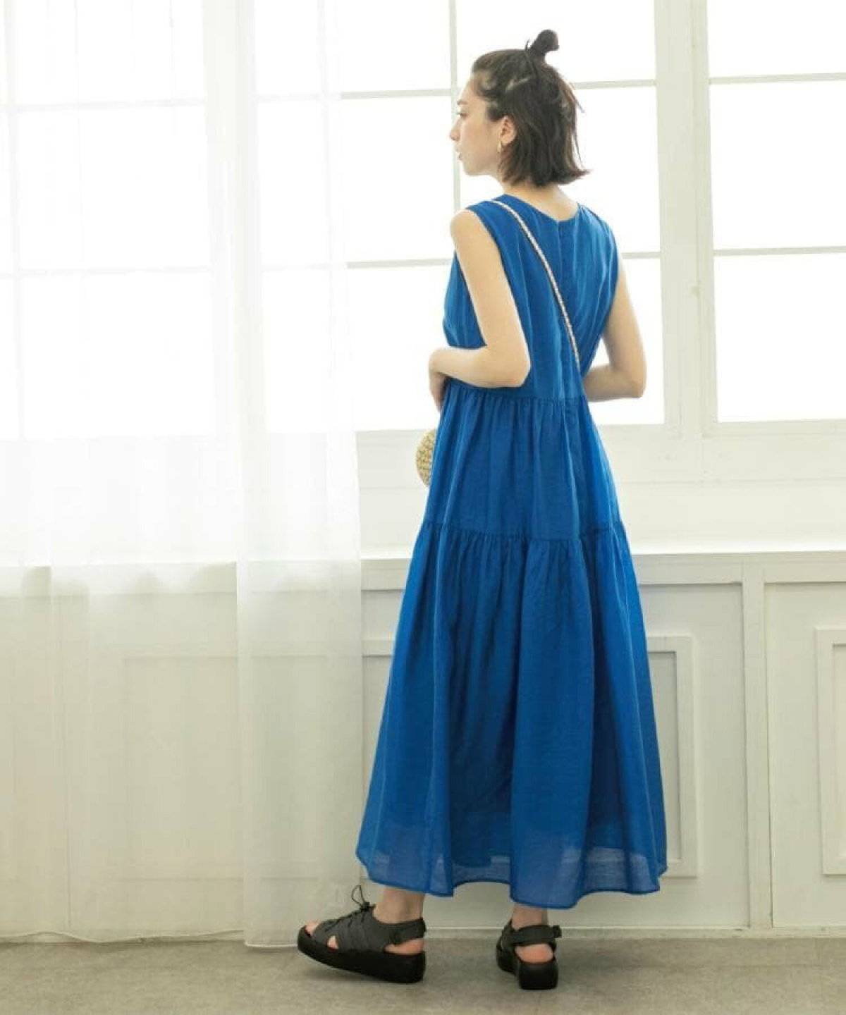 ワンピースコーデの女性