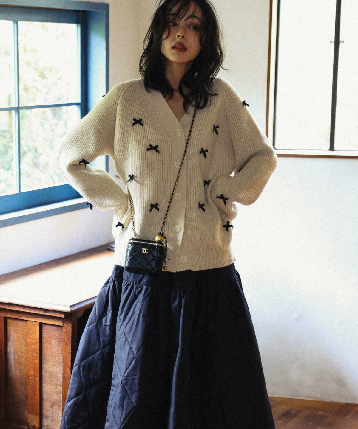 モノトーンコーデの女性