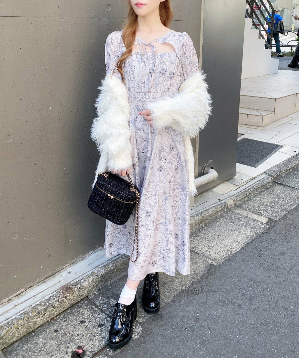 花柄ワンピースにボレロを羽織った女性