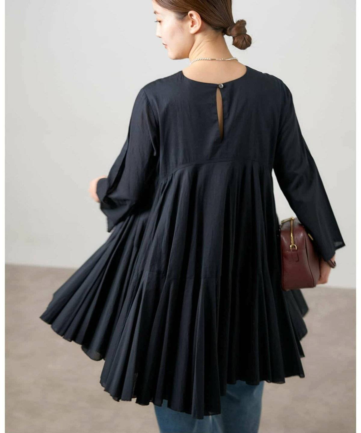 パンツコーデの女性